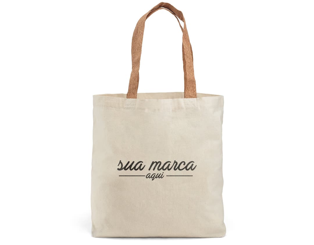 Sacola de algodão marrom com alças de cortiça, vazia e aberta. O design é elegante e moderno, perfeito para compras ou presentes. O material é resistente e possui um detalhe de padlock para segurança. A textura é vintage e grunge, dando um toque de estilo retro.