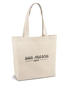 Sacola de compras de algodão 180g com alças de 65 cm, perfeita para armazenar suas compras com segurança e estilo. A sacola é resistente e durável, ideal para proteger suas compras enquanto você faz suas compras no shopping. Além disso, seu design elegante a torna um acessório de moda indispensável para qualquer consumidor consciente.