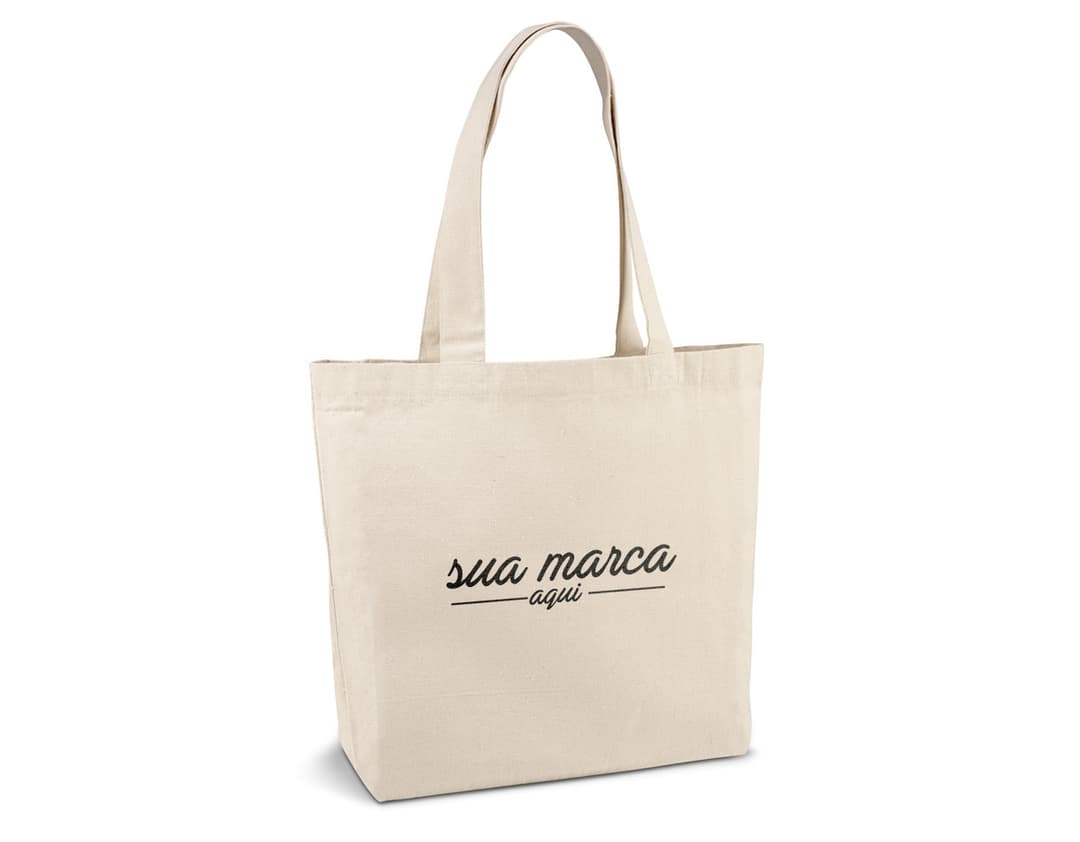 Sacola de compras de algodão 180g com alças de 65 cm, perfeita para armazenar suas compras com segurança e estilo. A sacola é resistente e durável, ideal para proteger suas compras enquanto você faz suas compras no shopping. Além disso, seu design elegante a torna um acessório de moda indispensável para qualquer consumidor consciente.