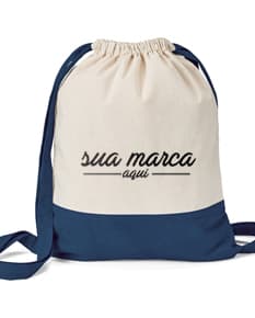 Mochila de algodão preta com bolso, feita de material brilhante e resistente. O objeto único possui zíper, alça e é utilizado para viagens, compras e armazenamento de roupas.