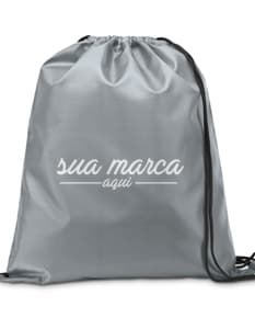 Mochila Saco 350 x 410 mm preta e moderna, feita de couro para viagens e compras, com design elegante, fecho de zíper, alça de ombro e têxtil texturizado. A bandeira nacional é exibida como um símbolo de patriotismo no acessório de moda casual.