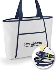 Container de papelão vazio, com formato de bolsa térmica 470 x 305 mm, em um ambiente de shopping. Objeto de design 3D com alça de plástico e fecho de padlock. Embalagem para presentes, símbolo de consumo e compras.