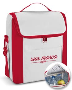 A bolsa térmica 290 x 340mm é perfeita para manter seus alimentos frescos durante viagens. Feita de material resistente e com alça para transporte, é ideal para levar em uma jornada a trabalho ou lazer. Com design retro e qualidade em couro, essa bolsa térmica é o acessório perfeito para quem gosta de viajar com estilo e praticidade. Garanta já a sua e mantenha sua comida fresca onde quer que vá!