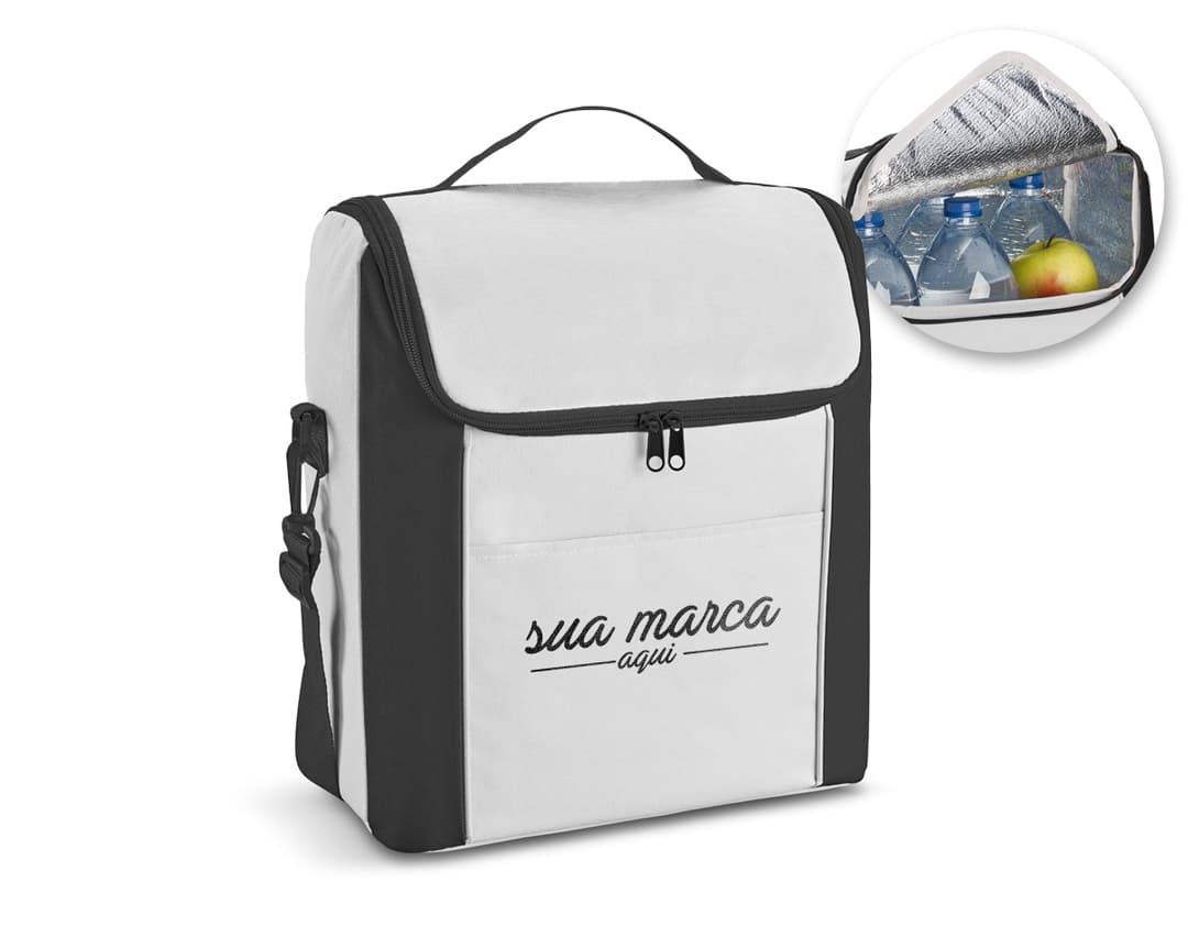 A bolsa térmica 290 x 340mm é perfeita para manter seus alimentos frescos durante viagens. Feita de material resistente e com alça para transporte, é ideal para levar em uma jornada a trabalho ou lazer. Com design retro e qualidade em couro, essa bolsa térmica é o acessório perfeito para quem gosta de viajar com estilo e praticidade. Garanta já a sua e mantenha sua comida fresca onde quer que vá!