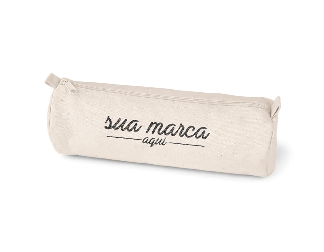 Estojo para lápis de algodão amarelo em formato de cubo, com capacete em forma de tomada e diversos objetos como caneta, borracha, cápsulas de medicamentos, queijo, botão e teclas de computador espalhados ao redor. A imagem é moderna e detalhada, com foco nos elementos de saúde e negócios.