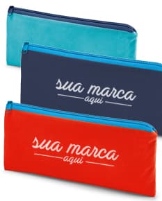 Estojo lápis non-woven 100 g 210x110 em formato de caixa retangular, vazio, colorido em amarelo, feito de plástico. O estojo possui um design moderno, sem costuras aparentes, com fecho de botão. Não há ninguém ao redor do estojo.