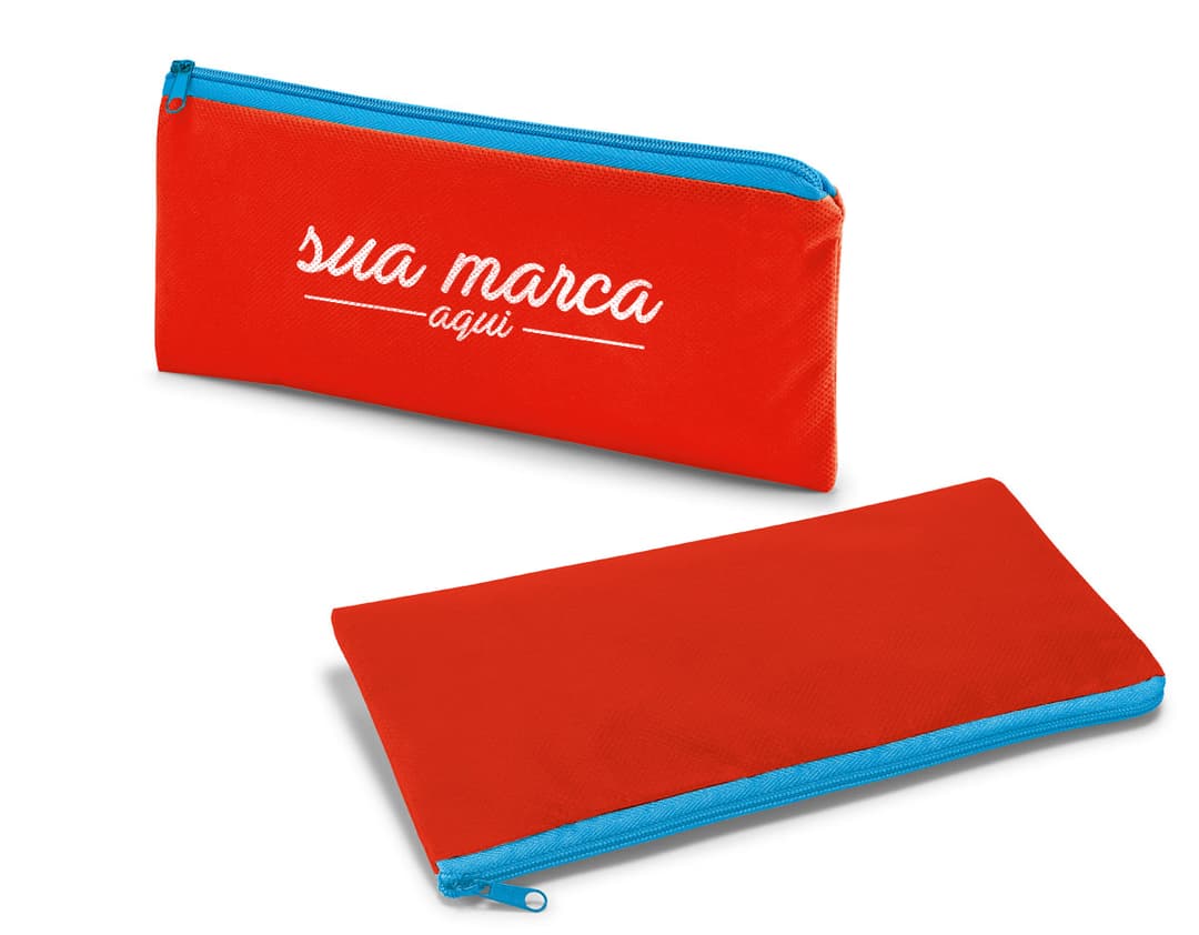 Estojo lápis non-woven 100 g 210x110 em formato de caixa retangular, vazio, colorido em amarelo, feito de plástico. O estojo possui um design moderno, sem costuras aparentes, com fecho de botão. Não há ninguém ao redor do estojo.