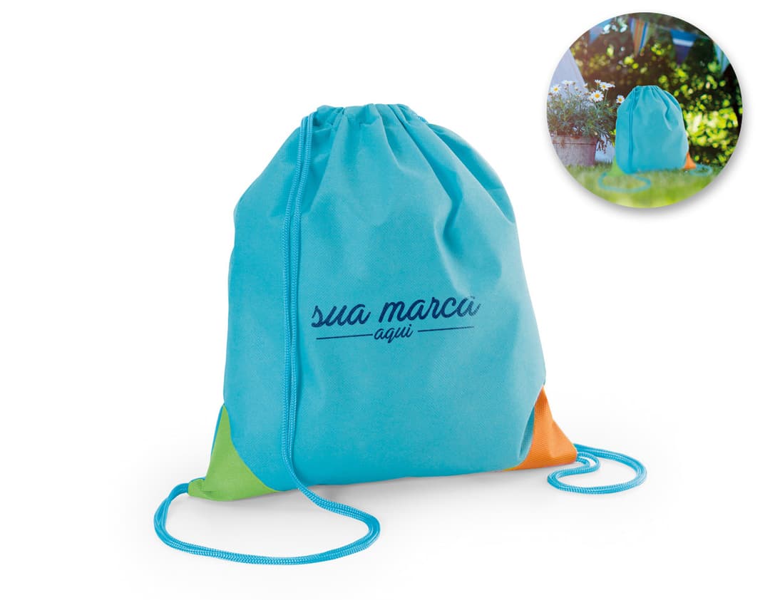 Mochila Saco 300 x 350 mm, ideal para viagens, compras ou uso casual. Feita em tecido resistente, com alças confortáveis e práticas. Adquira já a sua e esteja sempre preparado. Acesse nosso site de brindes e garanta a sua!