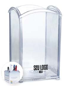 Porta Canetas feito de acrílico transparente com capacidade para até 10 canetas, visto de cima em uma mesa de escritório.