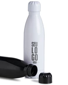 Garrafa plástica de 700ml - Ideal para armazenar sua bebida favorita com praticidade e segurança. Feita em plástico resistente, esta garrafa é perfeita para uso em restaurantes, bares e celebrações. Adquira já a sua!
