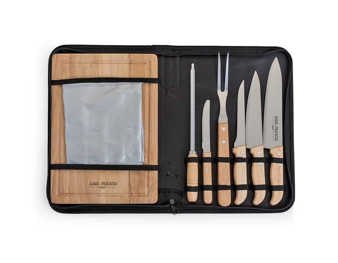 Kit churrasco 8 peças em case de couro retro. Acessório de estilo e design para seu churrasco. Conjunto de facas de aço inoxidável com cabos de madeira. Ideal para seu desktop ou para levar em viagens. Adquira já o seu!
