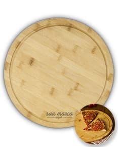 Tábua Redonda de madeira com textura marrom, circular, com moedas de ouro e prata empilhadas em cima.