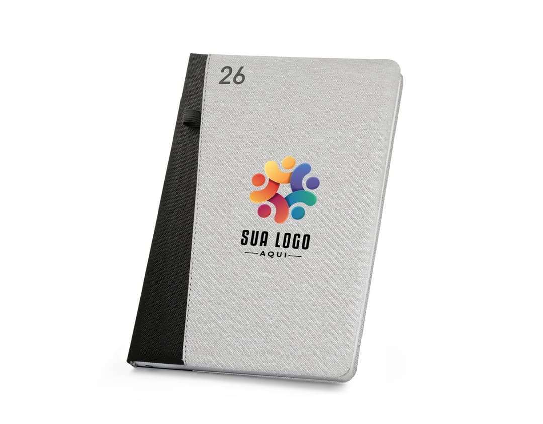 Agenda 2026 com suporte para esferográfica em fundo branco.