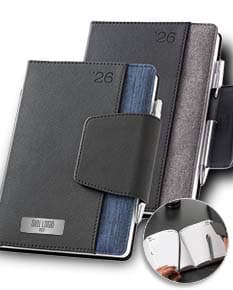 Agenda com fecho magnético em fundo rosa claro, contendo páginas em branco e caneta ao lado.