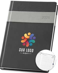 Agenda A5 com capa de couro preta, elástico para fechamento e marcador de página. Páginas internas brancas com divisão por dias da semana e espaços para anotações.