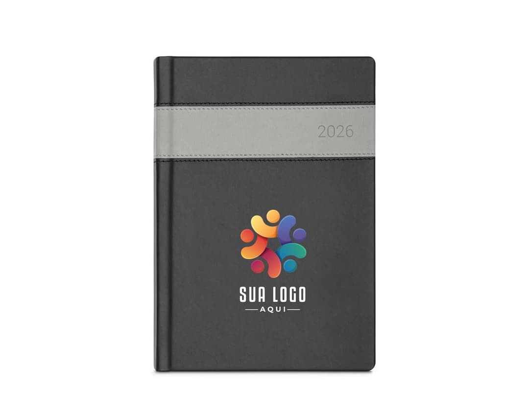 Agenda A5 com capa de couro preta, elástico para fechamento e marcador de página. Páginas internas brancas com divisão por dias da semana e espaços para anotações.