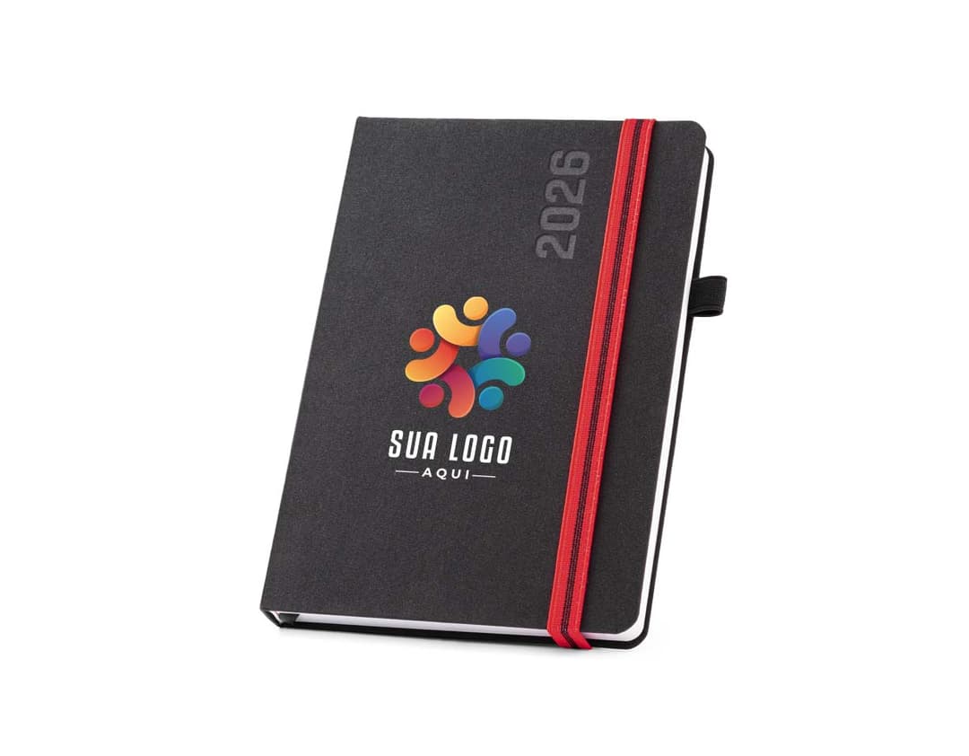 agenda A5 do ano 2026 em destaque em um fundo branco, com capa dura e páginas em branco aberta para visualização.