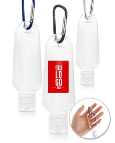 Frasco 50 ml transparente com tampa amarela, contendo líquido transparente. O frasco está vazio e limpo, faz parte de um conjunto de objetos de higiene e cuidados pessoais. É um recipiente moderno, com design clean e forma cilíndrica. A imagem mostra um produto para armazenar bebidas alcoólicas, como vodka ou vinho.