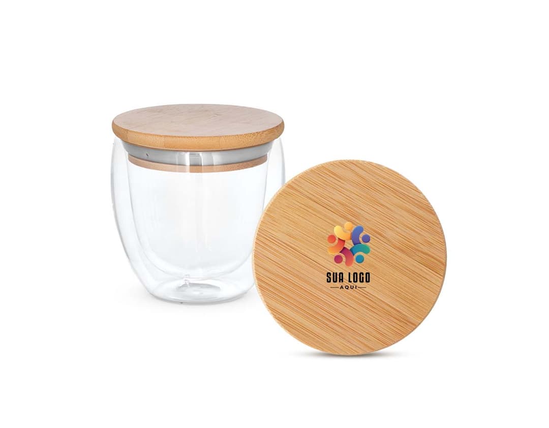 Copo de vidro transparente com capacidade de 250ml.