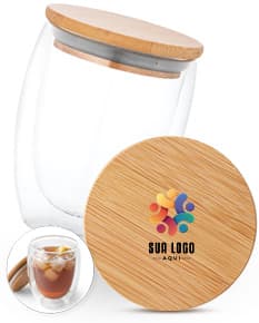 Copo em vidro isotérmico transparente com tampa de metal e base de silicone.