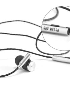 Fones de Ouvido Vibration c/ Microfone em estilo moderno e design metálico. Dispositivo eletrônico para comunicação e entretenimento, perfeito para uso no escritório, em casa ou no supermercado. Cor preta e prateada, com fio metálico e conexão. Ideal para ouvir música e atender chamadas com conforto e qualidade de som.