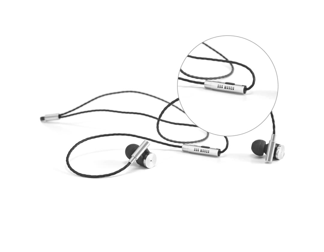 Fones de Ouvido Vibration c/ Microfone em estilo moderno e design metálico. Dispositivo eletrônico para comunicação e entretenimento, perfeito para uso no escritório, em casa ou no supermercado. Cor preta e prateada, com fio metálico e conexão. Ideal para ouvir música e atender chamadas com conforto e qualidade de som.