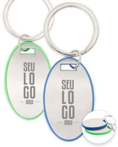Chaveiro de metal prateado com compasso magnético e anel de coração. Acessório de moda perfeito para apaixonados por viagens e aventuras. Compre já o seu!