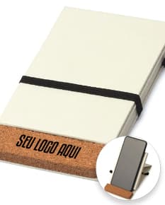 Bloco notas capa dura reciclado em um dispositivo eletrônico com teclado preto aberto. Páginas em branco, com notas e informações escritas. Objeto de tecnologia com drive externo e livro ao lado. Além disso, há um design 3D em um monitor moderno.