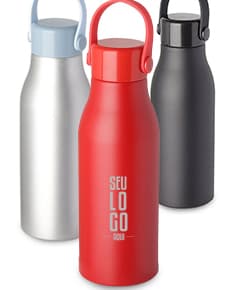 Garrafa de alumínio 550ml: a solução perfeita para se manter hidratado durante todo o dia. Feita de material resistente, ideal para água ou outras bebidas. Design moderno e prático, com tampa segura e fácil de limpar. Adquira já a sua!
