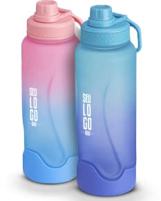 Garrafa plástica transparente de 1,1 litros com tampa, contendo líquido limpo e fresco. A garrafa é feita de plástico e é ideal para armazenar água, bebida ou qualquer outro líquido.
