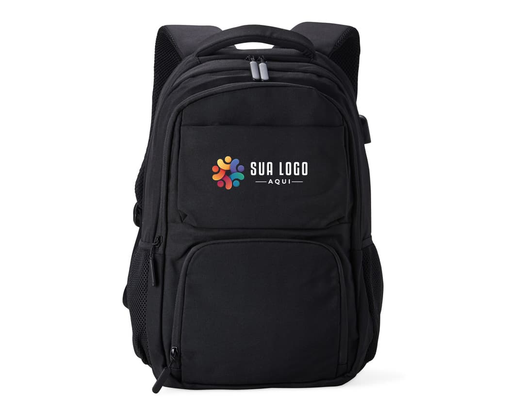 Mochila USB 30 Litros em cor preta, com compartimento para laptop e porta USB para carregamento de dispositivos eletrônicos.