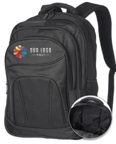 Homem sorrindo, vestindo terno, carregando uma mochila de nylon preta de 30 litros nas costas.