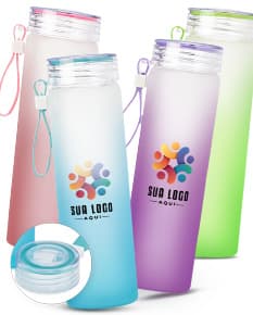Garrafa de Vidro 470ml transparente com tampa de metal prateada, em fundo branco.