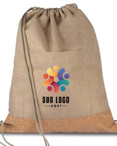 Saco mochila de papel em estilo vintage e antigo, com textura de papel envelhecido e desgastado. O saco está vazio e de cor marrom, remetendo a um antigo caderno ou diário.