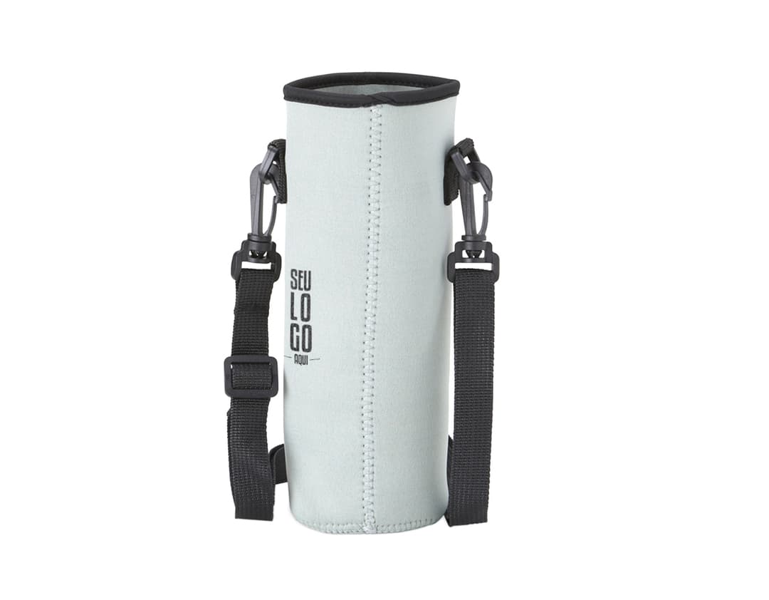 Porta Copo ou Garrafa isotérmica de metal prateado e preto, com design moderno e tecnologia digital. O objeto possui fecho de aço, revestimento em couro brilhante e capacidade para armazenar líquidos. Perfeito para manter bebidas quentes ou frias por mais tempo.