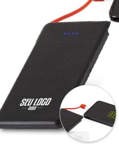 Dongle eletrônico Power Bank de 5.000mAh com indicador LED preto. Ideal para armazenar e transferir dados, além de recarregar dispositivos móveis. Completo e moderno, é um acessório essencial para manter seus aparelhos carregados e sempre conectados.