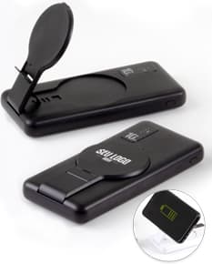 Power Bank 10.000mAh preto, dispositivo de carregamento portátil com tecnologia wireless, ideal para negócios e comunicação eletrônica. Possui display digital, teclado, botões de conexão, bateria de longa duração e design moderno. Ideal para carregar celulares, câmeras e outros aparelhos eletrônicos em qualquer lugar.