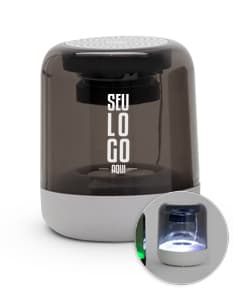 Caixa de som multimídia com LED: modernidade e tecnologia para o seu escritório. Equipamento eletrônico de alta qualidade, design elegante em metal prateado. Acesse agora e garanta o seu!