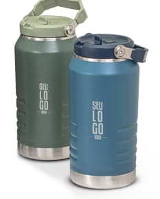 Garrafa térmica de 1,1 litros em metal prateado, com design em aço inoxidável e acabamento preto brilhante. Possui capacidade de armazenamento para água ou líquidos quentes e frios, ideal para uso em viagens, acampamentos ou no dia a dia.