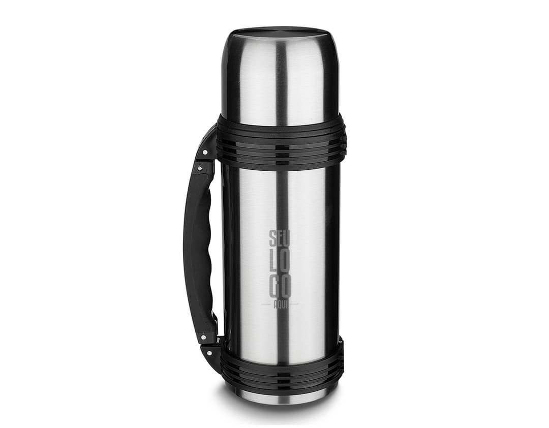 Garrafa térmica de 1,2 litros em metal cromado e preto, equipamento moderno e eletrônico para manter a temperatura de líquidos, ideal para uso em studio, trabalho ou hobby.