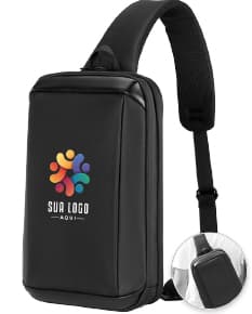 Headset preto com fio conectado a um dispositivo moderno, com etiqueta de preço. Aparece também um microfone próximo ao equipamento, indicando uso para escutar música ou comunicação.