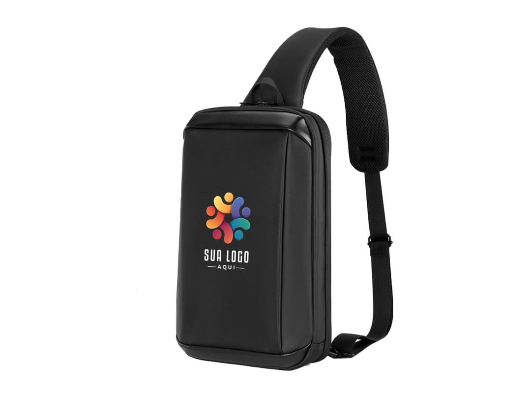 Headset preto com fio conectado a um dispositivo moderno, com etiqueta de preço. Aparece também um microfone próximo ao equipamento, indicando uso para escutar música ou comunicação.