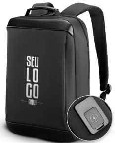 Mochila Premium c/ Porta USB preta, ideal para transportar laptop e demais dispositivos eletrônicos. Possui design moderno e prático, com compartimento para teclado, botões e keys. Perfeita para uso profissional e comunicação digital.