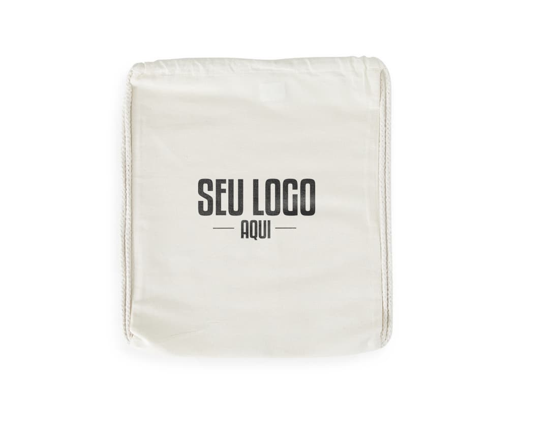 Mochila Saco Algodão vintage, de cor marrom antigo, feita de material de tecido desgastado. Possui textura grunge, com design envelhecido e aspecto retro. O tecido está manchado e desgastado, lembrando um antigo lenço de mão. A peça tem um estilo único e é ótima para uso como mochila com espaço interno para objetos.