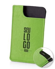 Bolsa para celular na cor preta, feita de couro sintético com alça ajustável e fecho de zíper. O produto possui compartimento interno para armazenar o celular com facilidade e segurança.