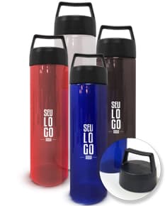Garrafa plástica 700ml - Mantenha-se hidratado durante todo o dia com a nossa garrafa plástica de 700ml. Ideal para levar para academia, trabalho ou passeios ao ar livre. Prática, leve e durável, garantindo que você tenha sua bebida favorita sempre à mão. Adquira a sua agora e desfrute de mais praticidade em sua rotina!