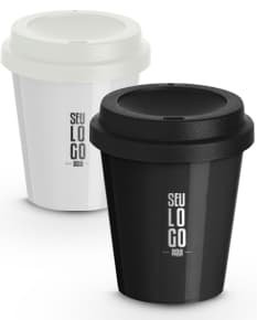 Copo plástico preto de 350ml com tampa, em 3D, ambientado em um recipiente de lixo.