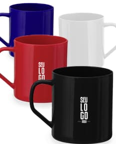Caneca plástica amarela de 400ml, com design clean e brilhante. Mug vazia com handle preto, ideal para café da manhã.