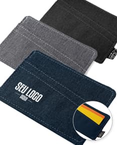 Carteira em Material Reciclável RPET preta com detalhes em marrom, feita de plástico reciclável. No interior, espaço para dinheiro, cartões, chaves, dispositivos eletrônicos e documentos. Compacta e prática para armazenar e proteger objetos e informações. Ideal para uso pessoal e profissional.