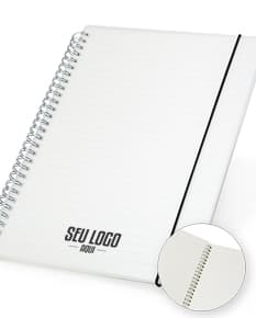 Notebook B5 Plástico 26x19 em fundo branco aberto, com papel em branco e envelope ao lado. Objeto de estudo e organização, com espaço para escrever e armazenar mensagem, documentos e lembretes. Ideal para uso em escritórios e escolas.